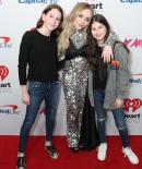 sabrinacarpenter-daily_281829.jpg