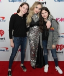 sabrinacarpenter-daily_281929.jpg