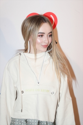 sabrinacarpenter-daily_282929.jpg