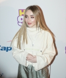 sabrinacarpenter-daily_282429.jpg