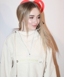 sabrinacarpenter-daily_282929.jpg