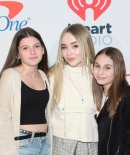 sabrinacarpenter-daily_281429.jpg