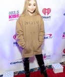 sabrinacarpenter-daily_282029.jpg