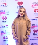 sabrinacarpenter-daily_28329-1.jpg