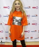 sabrinacarpenter-daily_282329.jpg