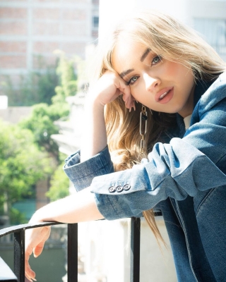 sabrinacarpenter-daily_281129.jpg