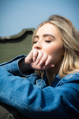 sabrinacarpenter-daily_282829.jpg