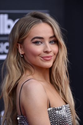 sabrinacarpenter-daily_288429.jpg