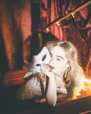 sabrinacarpenter-daily_28329.jpg