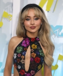 sabrinacarpenter-daily_2820329.jpg