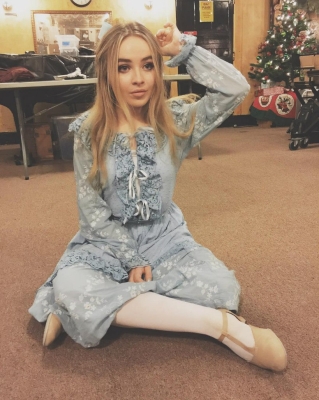 sabrinacarpenter-daily_281229.jpg