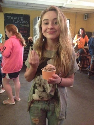 sabrinacarpenter-daily_282929.jpg