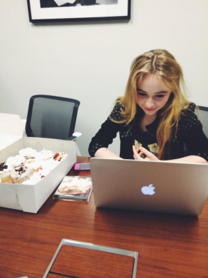 sabrinacarpenter-daily_28429.jpg