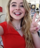 sabrinacarpenter-daily_281729.jpg