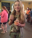 sabrinacarpenter-daily_282929.jpg