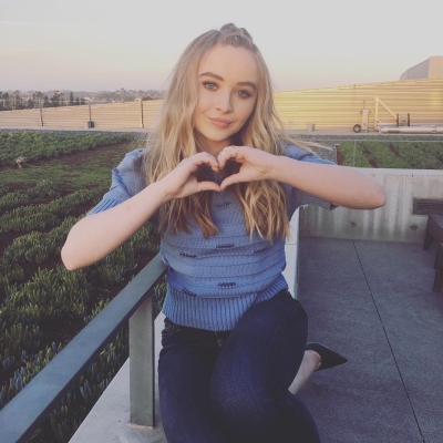 sabrinacarpenter-daily_284529.jpg