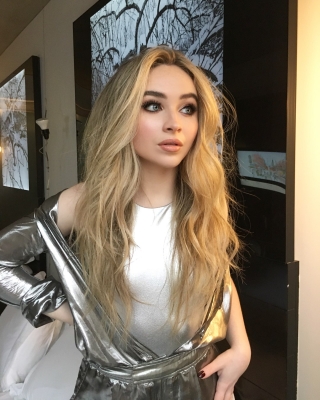 sabrinacarpenter-daily_2834929.jpg