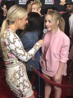 sabrinacarpenter-daily_281629.jpg