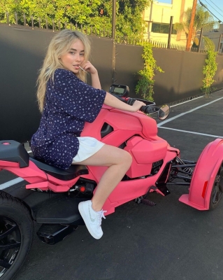 sabrinacarpenter-daily_282029.jpg