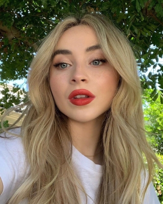 sabrinacarpenter-daily_282329.jpg