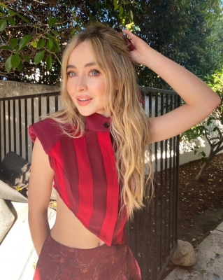 sabrinacarpenter-daily_283629.jpg