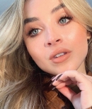 sabrinacarpenter-daily_282429.jpg