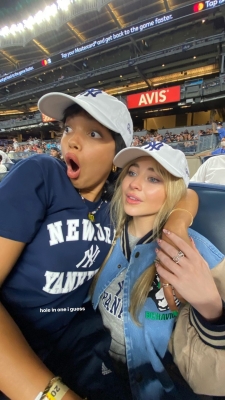 sabrinacarpenter-daily_282829.jpg