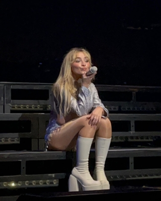 sabrinacarpenter-daily_282829.jpg