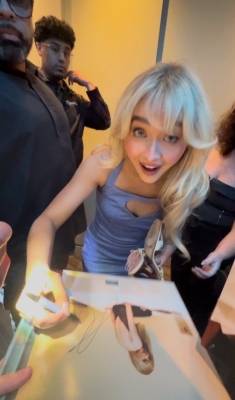 sabrinacarpenter-daily_284629~0.jpg