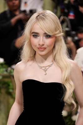 sabrinacarpenter-daily_282529.jpg