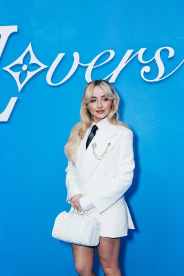 sabrinacarpenter-daily_281329.jpg