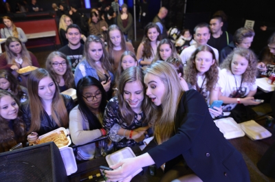 sabrinacarpenter-daily_288629.jpg