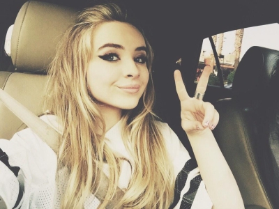 sabrinacarpenter-daily_288929.jpg