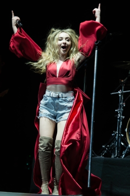 sabrinacarpenter-daily_285629.jpg