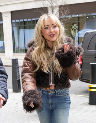 sabrinacarpenter-daily_281029.JPG