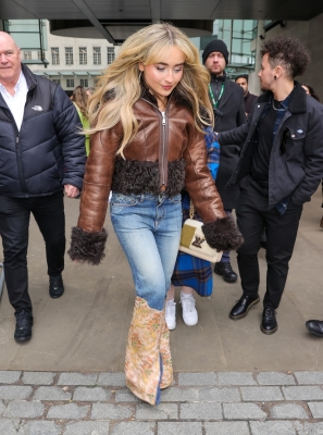 sabrinacarpenter-daily_281029.JPG