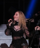 sabrinacarpenter-daily_281929.jpg