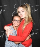 sabrinacarpenter-daily_2813529.jpg