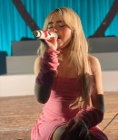 sabrinacarpenter-daily_2811629.jpg