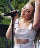 sabrinacarpenter-daily_281429.jpg