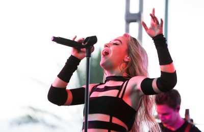 sabrinacarpenter-daily_281529.jpg