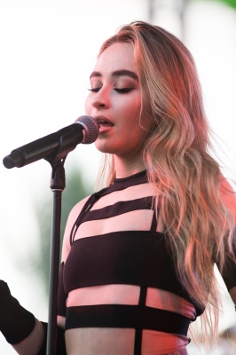 sabrinacarpenter-daily_282429.jpg