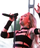 sabrinacarpenter-daily_281529.jpg