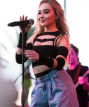 sabrinacarpenter-daily_281729.jpg