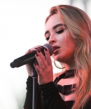 sabrinacarpenter-daily_282629.jpg