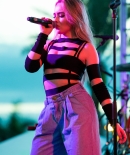 sabrinacarpenter-daily_285229.jpg