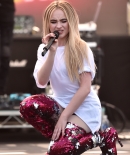 sabrinacarpenter-daily_283329.jpg