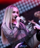 sabrinacarpenter-daily_282829.jpg