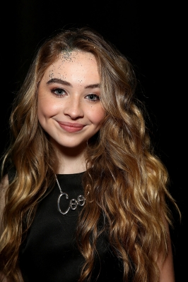 sabrinacarpenter-daily_281829.jpg