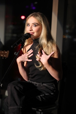 sabrinacarpenter-daily_28629.jpg